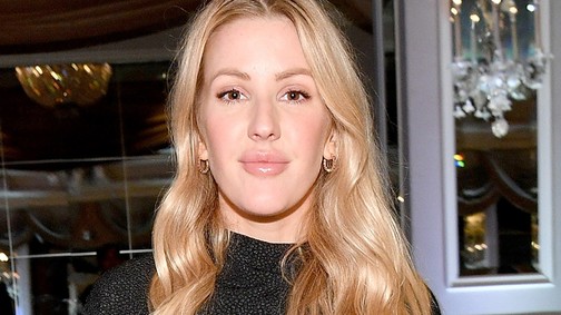 Ellie Goulding megmutatta eljegyzési gyűrűjét, és hogy a kockás és csíkos tökéletes együtt!