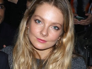 Mihalik Enikő élete legszexibb fehérneműjében vonult a kifutón