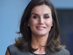 Kicsit szédülünk tőle, de gyönyörű a királyné ebben a ruhában