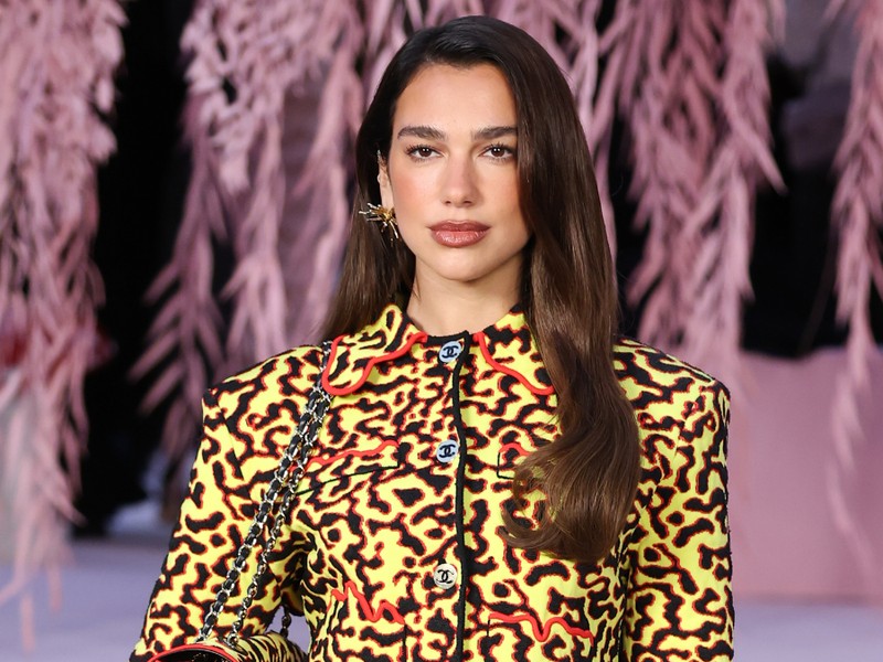 Dua Lipa pucérruhájából csak úgy üvölt a meztelenség, hatalmas dekoltázst villantott a Brit Awards színpadán