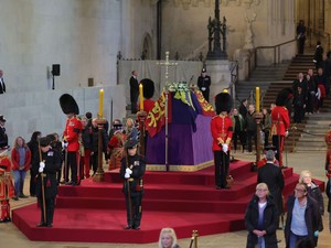 Erzsébet királynő halála és temetése a saját veszteségeink felett érzett fájdalmat is felidézheti –  A pszichológus véleménye