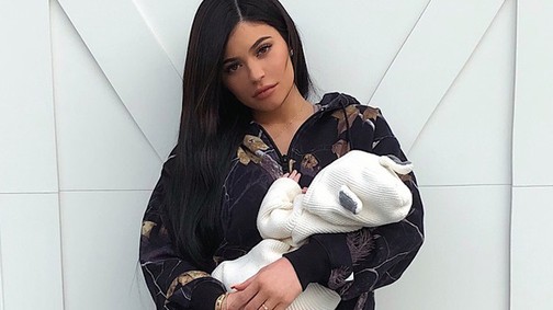 Hoppá! Kylie Jenner babája teljesen úgy néz ki, mint a testőre, az internet pedig levonta a következtetést