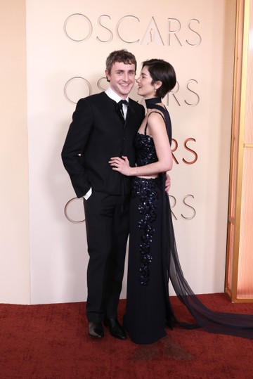 Az egyik szemünk sír, a másik nevet. Szomorúak vagyunk, amiért a zseniálisan tehetséges Paul Mescal még csak jelölést sem kapott a Hamnetben nyújtott alakításáért, boldogsággal tölt el viszont bennünket, hogy megnyerte a magánéleti lottót. Szerelme, Gracie Abrams énekesnő mellett szemmel láthatóan nem is lehetne boldogabb.