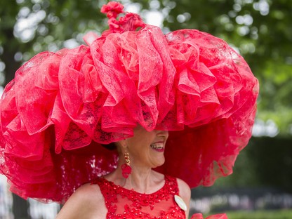 Hatalmas vicceket toltak a nők a világ legnagyobb kalapünnepén