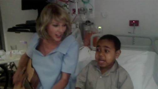 Elolvadunk! Taylor Swift a gyerekkórházban zenélt - Videó!