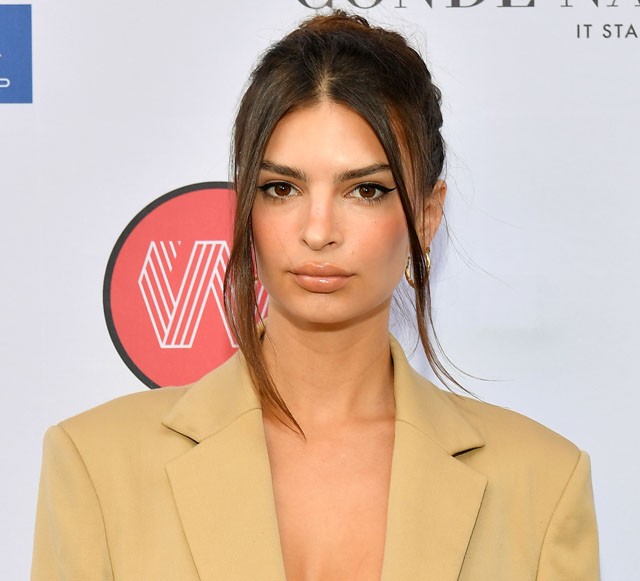 Emily Ratajkowski lenyomta az év legdögösebb kampányát a karanténból