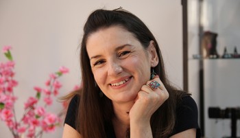 Autodidakta módon tanulta az ékszerjavítást, ma mások készítik nála kiegészítőiket