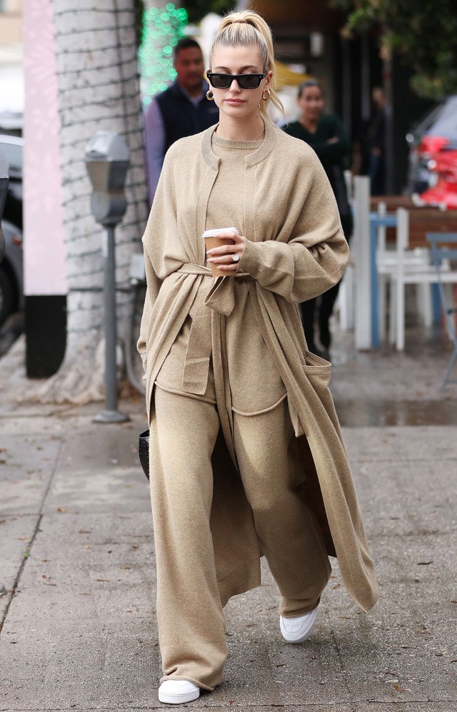 Hailey Bieber Baby Yoda szettje a nap fénypontja