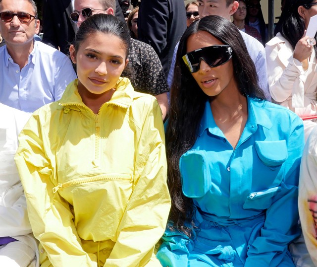 Kylie Jenner ebben az idétlen overálban úgy néz ki, mint a sárga Teletubby