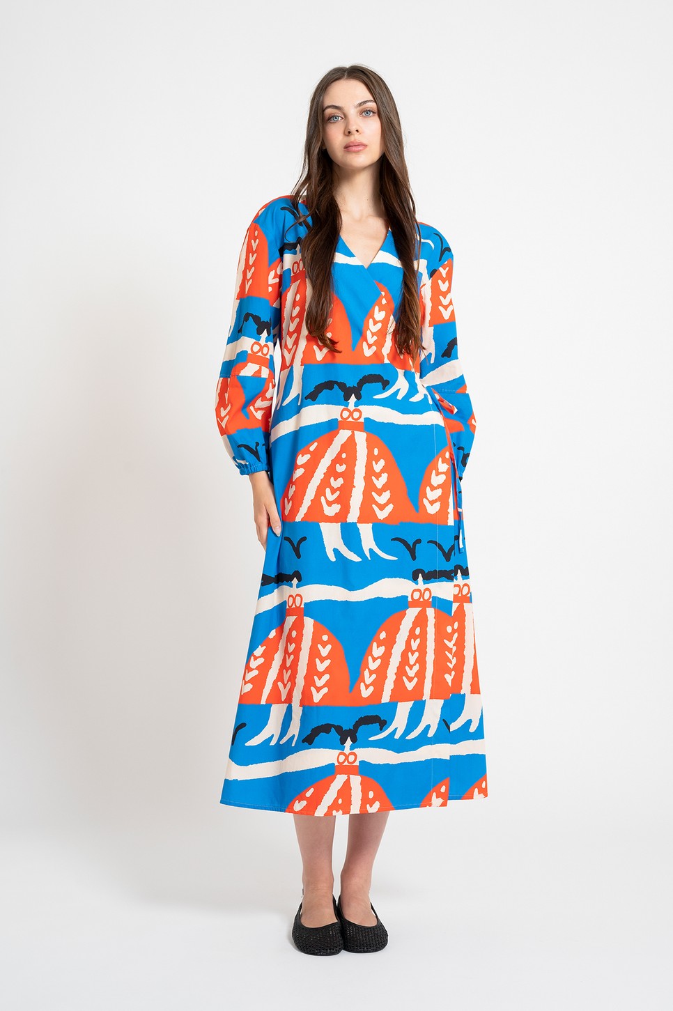 Az Enikő Eged x Tomcsányi kapszulakollekció egyik ikonikus darabja – játékos, folklór ihletésű minta és bő, nőies szabás