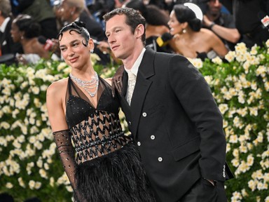 Hivatalos: Dua Lipa megerősítette, hogy eljegyezték egymást Callum Turnerrel