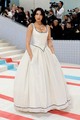 Dua Lipa Chanel kreációban lépett a 2023-as Met-gála vörös szőnyegére.
