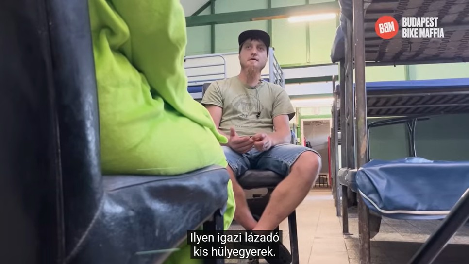 Filmkocka a Szállóige 2. című filmből, mely a Budapest Bike Maffia közreműködésével készült