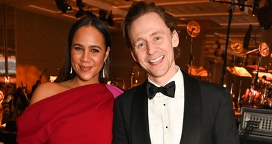 Tom Hiddleston menyasszonyával lépett a vörös szőnyegre, csak úgy sugárzik a boldogságtól a pár
