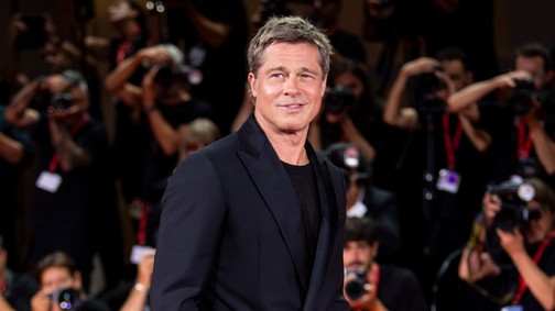 Friss fotók bizonyítják: Brad Pitt soha, egyetlen barátnője mellett sem nézett ki még ennyire jól!