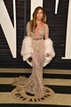 2015 - Jennifer Lopez a Vanity Fair Oscar afterpartin egy lenyűgöző, áttetsző Zuhair Murad Couture meztelenruhában jelent meg, amely csillogó díszítéseivel és merész kivágásaival hívta fel magára a figyelmet. A ruha finom hímzései és testhez simuló szabása egyszerre elegáns és provokatív megjelenést kölcsönözött számára. A csillogó darabot egy fehér szőrmestóla egészítette ki, amely kontrasztot alkotott a ruha áttetszőségével, tovább fokozva az összhatás drámaiságát. Ez az öltözék ismét bizonyította Jennifer Lopez bátorságát a divat terén.