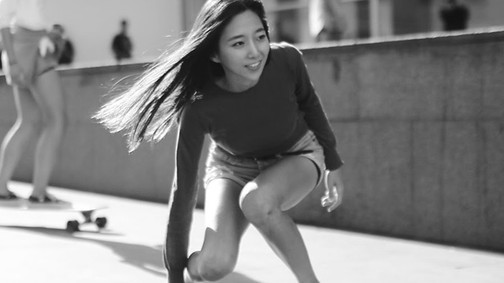 Ez a koreai lány úgy longboardozik, mintha táncolna
