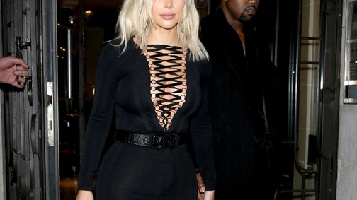 Kim Kardashian melle már megint kint csüng