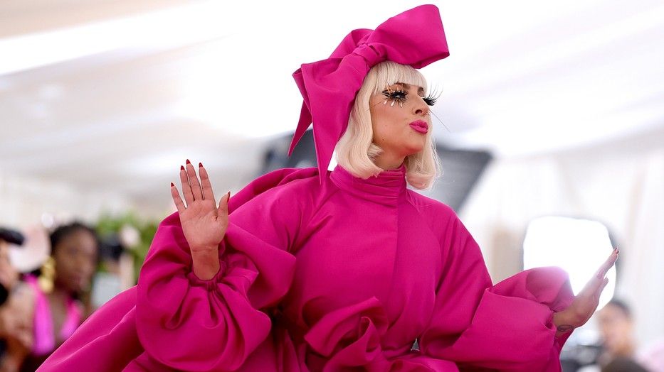 A Met-gála híres lépcsőjén bemutatott kreációk inspirációt nyújtanak a vendégeknek és a tervezőknek, lehetővé téve számukra, hogy a divatot a legavantgárdabb formájában közelítsék meg