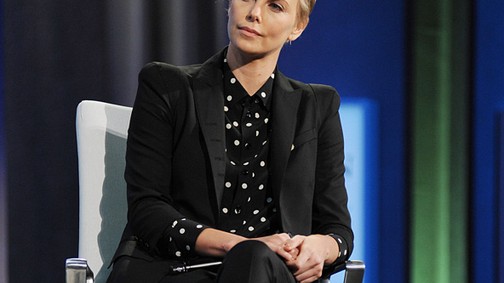 Charlize Theron extra rövid hajjal!