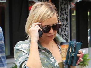 Bikiniben lazul óriási pocakkal Kate Hudson