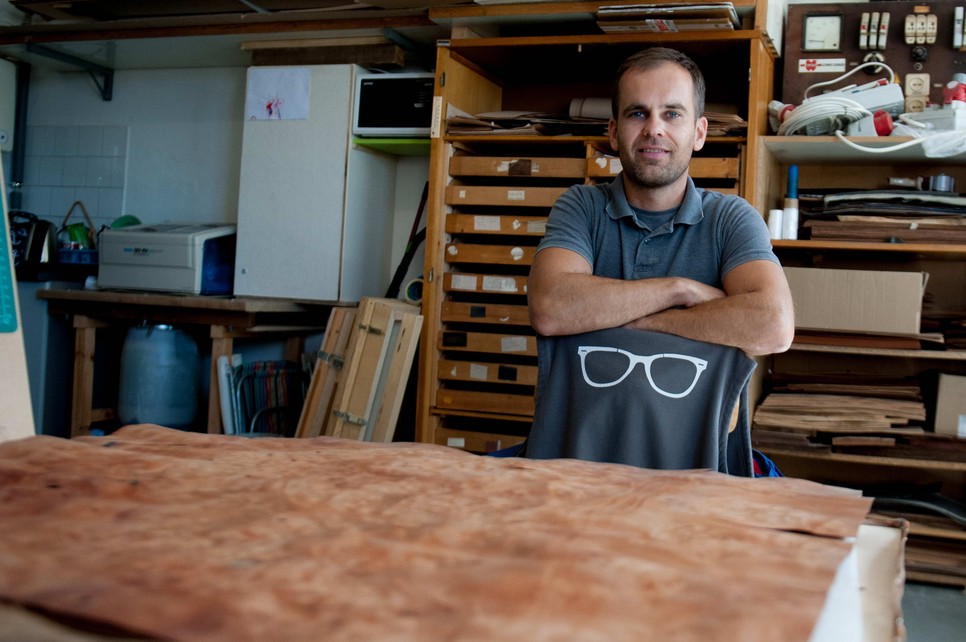 “Nem elkezdeni nehéz, hanem véghez vinni” - a fából készült szemüvegkeretek alkotójával beszélgettünk