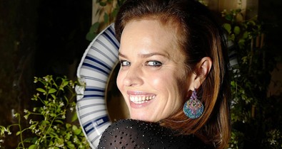 A 46 éves Eva Herzigova simán kidobta a melleit a divatpartin