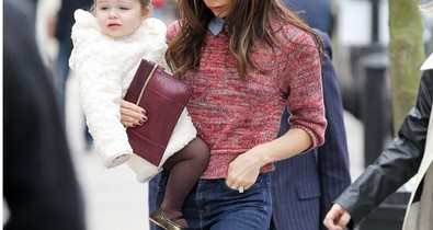 Laptáskát és gyereket szorít magához a legstílusosabb anyuka