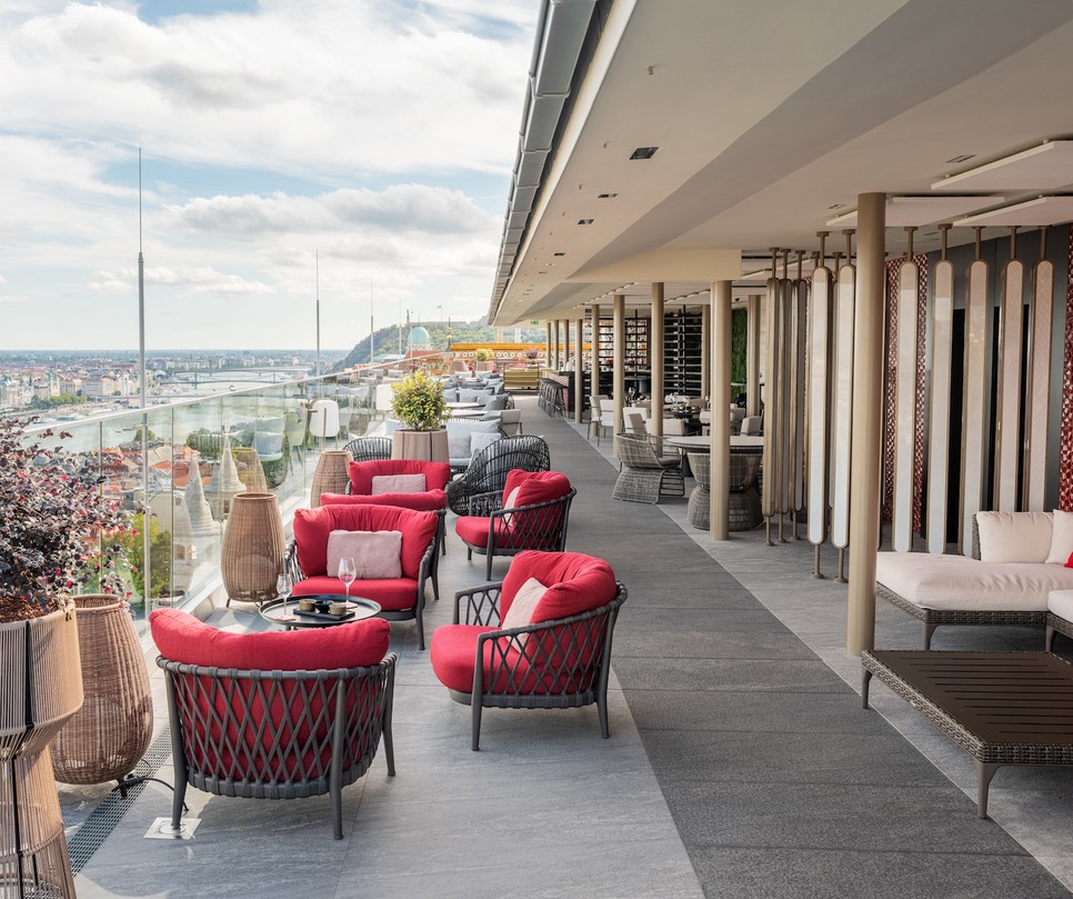 White Raven Skybar & Lounge