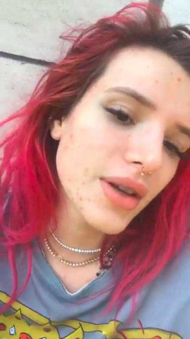 Bella Thorne nem takargatja a pattanásait, bátran vállalja szépséghibáit!