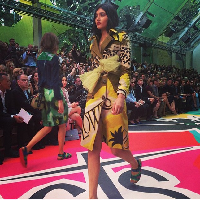 Így kösd majd a derekadra a sálad.