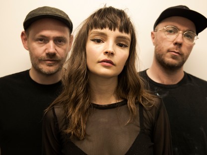 Fontos beszélni arról, mit kell elszenvednie egy nőnek a zeneiparban - A Chvrches zenekarral beszélgettünk a Szigeten