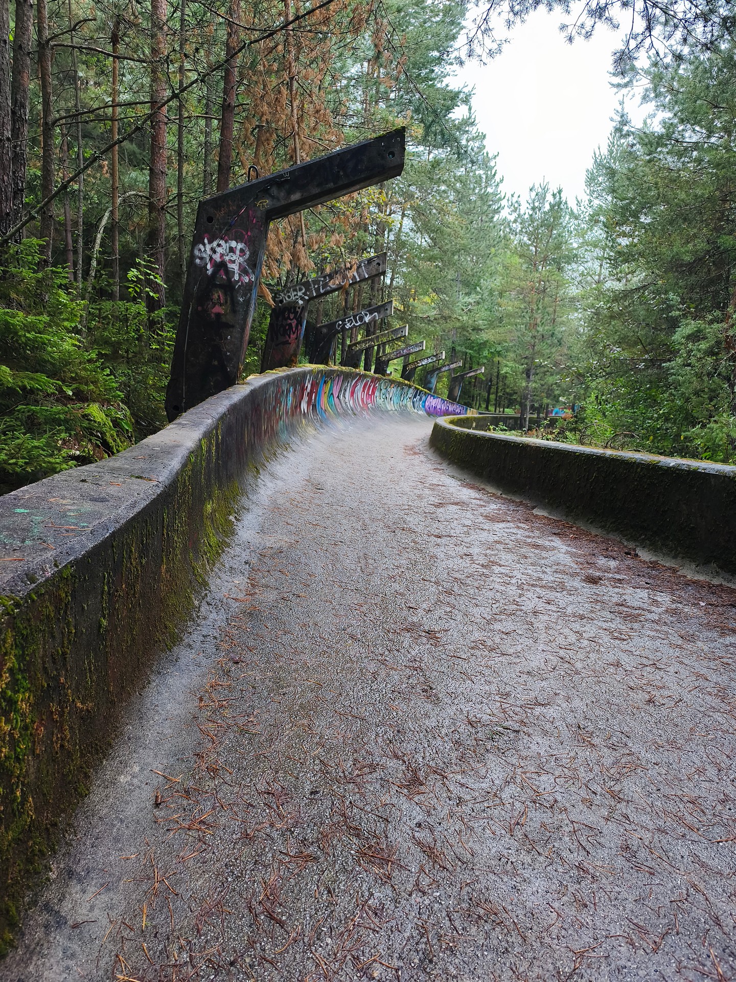 Az egykori olimpiai bobpálya ma graffitikkel borított emlékmű a hegyek között.