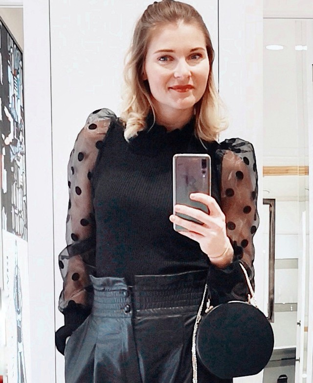 Görgényi Fruzsi ma megmutatta, hogyan lehet a tetőtől talpig fekete szett is bohókás