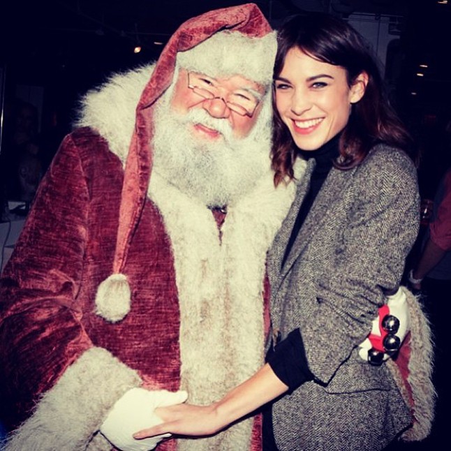 Alexa Chung is találkozott a Télapóval és megmutatja, hogy 30 évesen is lehet neki őszintén örülni.