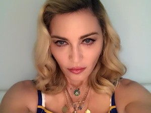 Madonna felismerhetetlen legújabb topless fotóin!