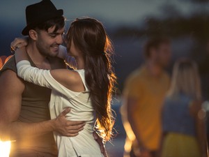 „Az ölében ültem azon a kihalt, nyilvános helyen, ő pedig hamar cirógatni kezdett” - A megcsalás nem mindig rossz döntés