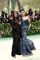 Öt év után Zendaya visszatért a Metropolitan Museum of Art lépcsőjére – ezúttal az éves Met-gála társelnökeként. A megjelenés kialakításában ismét stylistja, Law Roach segítette.
