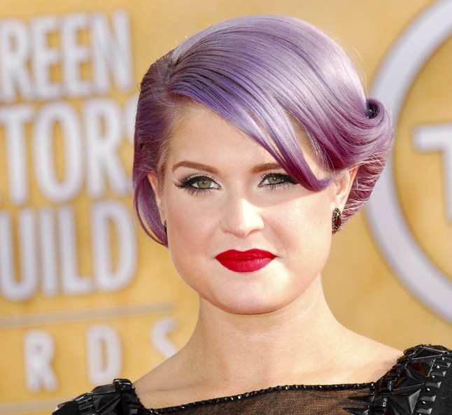 Kelly Osbourne lila haja ellenére, akár egy klasszikus filmcsillag