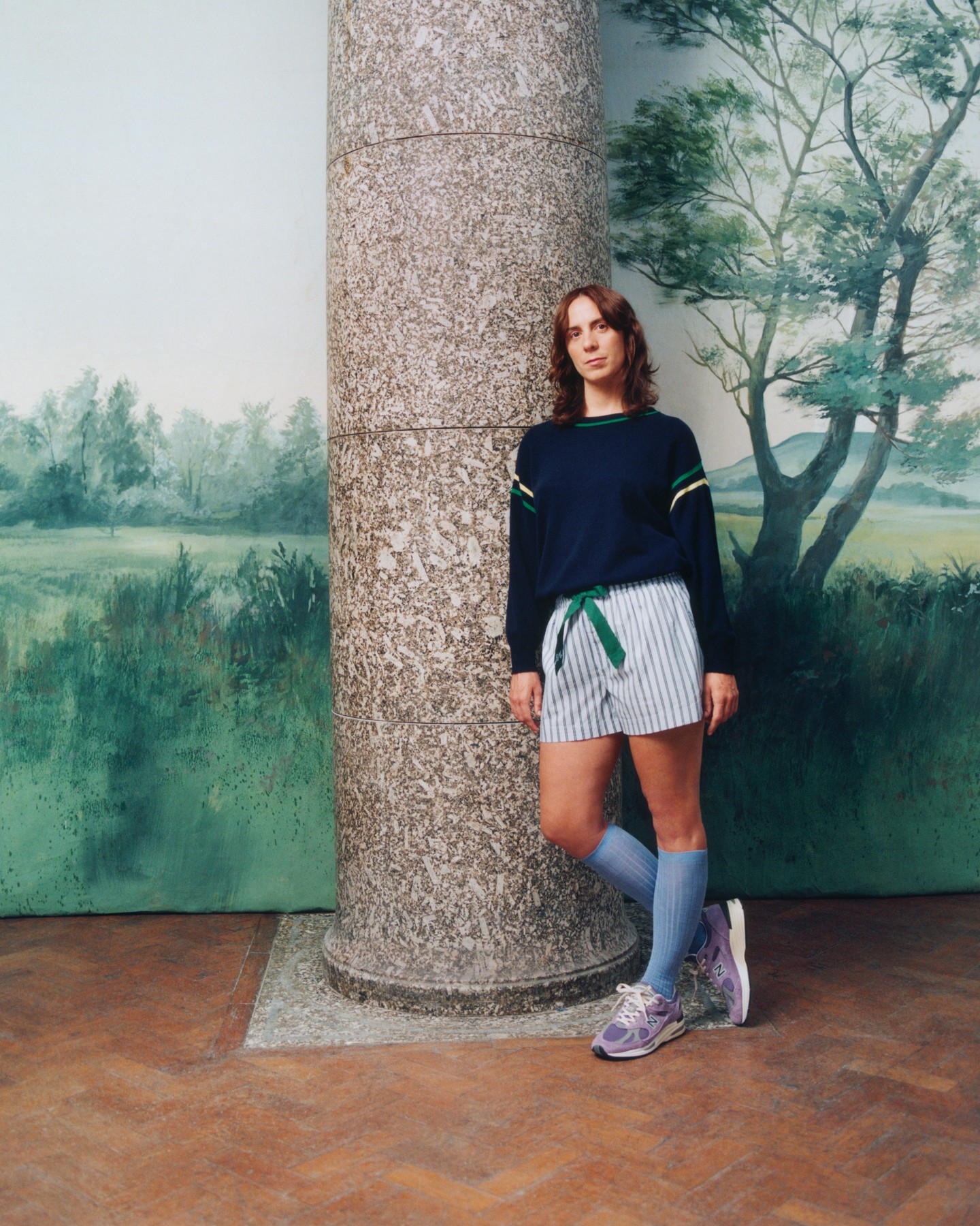 Flo Dill, az NTS Radio DJ-je és műsorvezetője a New Balance Made in UK aktuális kollekciójának kampányában, amely a brit kreativitást és kézművességet ünnepli