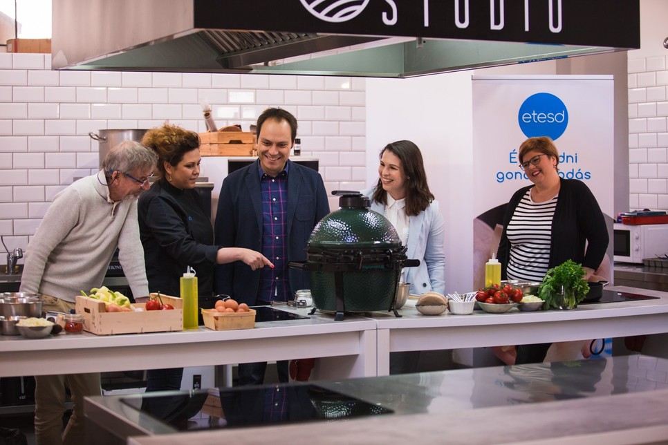 Egy jó hangulatú főzőworkshop, különleges résztvevőkkel, balról jobbra: Mucsi Zoltán, Pancsovay Zita, Hajnóczy Soma, Serfőző Márta és Dr. Lendvai Zsanett