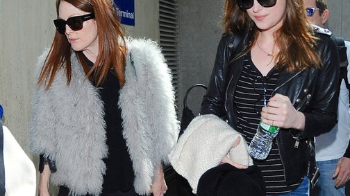 Dakota Johnson és Julianne Moore rocksztárok a reptéren