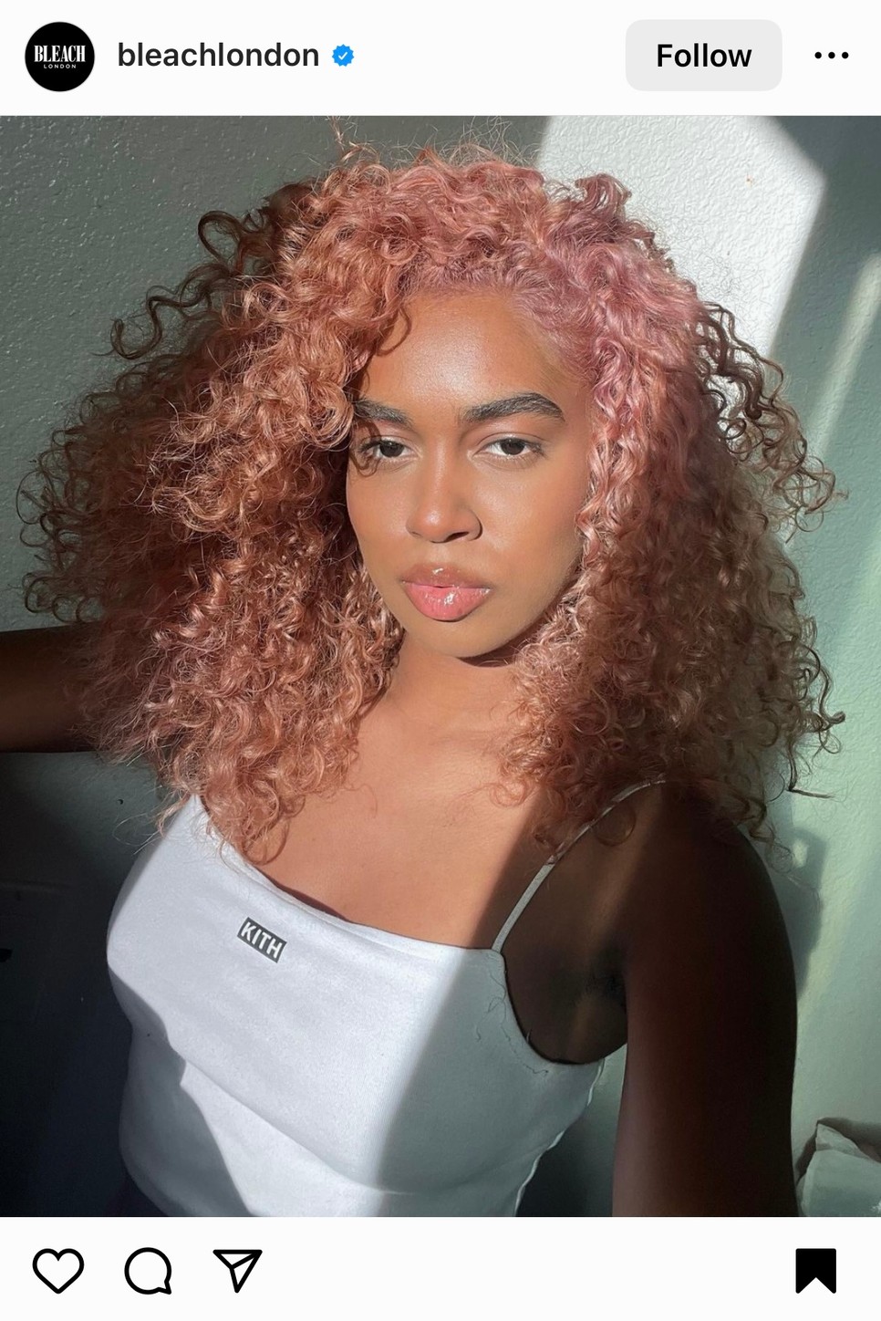 A barack szőke szikrázóan szép a göndör fürtökben