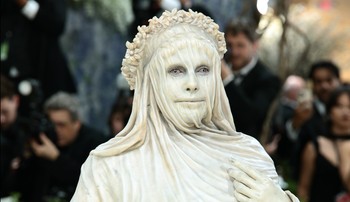 Heidi Klum bizarr jelmezben sokkolt a Met-gálán, élő szoborként vonult végig a vörös szőnyegen