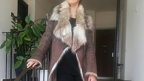 Kákonyi Dóra szettjében ma a földszínek dominálnak!