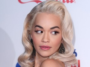 Rita Ora elképesztő mellalj-villantással kezdte 2019-et