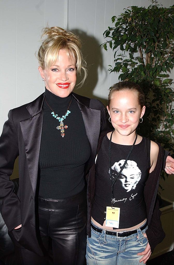 Dakota Johnson és édesanyja, Melane Griffith a 2002-es Kid's Choice Awards Backstage-ében. A színésznő koptatott farmerben és egy Marilyn Monroe-t ábrázoló fekete topban pózolt.