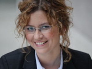 &#8222;Egyik szemem sír, a másik nevet&#8221; – interjú Veiszer Alindával