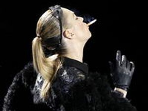 Kate Moss a Louis Vuitton kifutóján cigizett