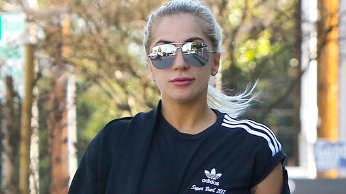 A mindenit! Figyeld, hogy ki van dolgozva Lady Gaga hasa